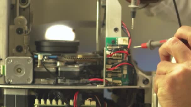 マルチメータテスターで電気測定 Ledナイトクラブの修復に取り組む電子エンジニア移動ヘッドライト — ストック動画