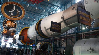 Florida, Amerika Birleşik Devletleri -: Satürn 5 roketi karmaşık Kennedy Uzay Merkezi - 6 Kasım 2018 bakarak ziyaretçi