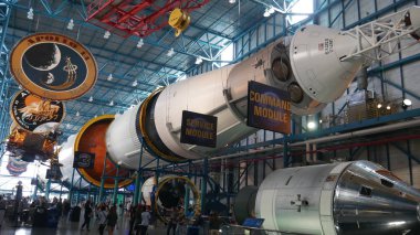 Kennedy Uzay Merkezi, Florida, ABD - Ziyaretçi karmaşık sergilenen Kennedy Uzay Merkezi - 6 Kasım 2018 Satürn 5 roketi seyir ziyaretçi