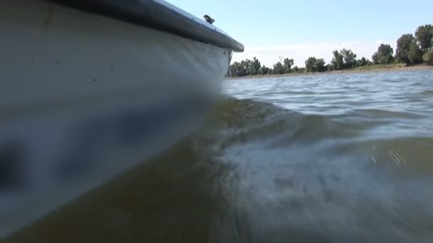 Barco Blanco Navega Río — Vídeo de stock