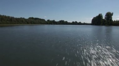 tekne nehirden görünümünü 