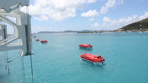 Rode Reddingsboten Het Water Uitzicht Vanaf Cruiseschip — Stockvideo