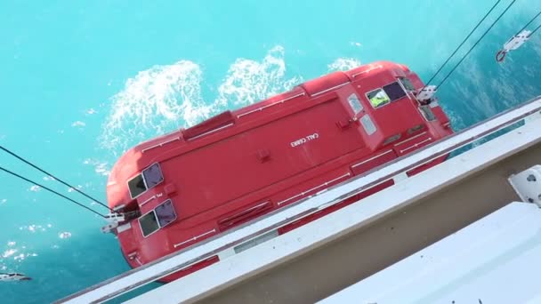 赤い救命艇 2018 トルトラ島 イギリス領ヴァージン諸島に赤い救命ボートを下げる — ストック動画