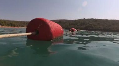 Blue Horizons Beach, Karadağ üzerinde kırmızı şamandıra 
