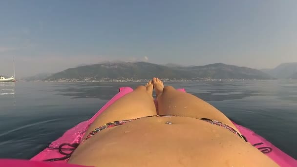 Donna Sul Materasso Acqua Rosa Mare Vista Prima Persona — Video Stock