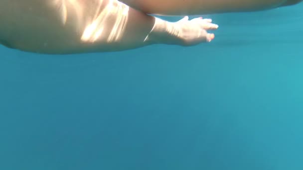 Simma Havet Blå Utsikt Från Första Person — Stockvideo