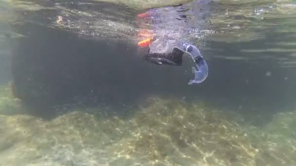 潜水マスクは海底に沈む — ストック動画