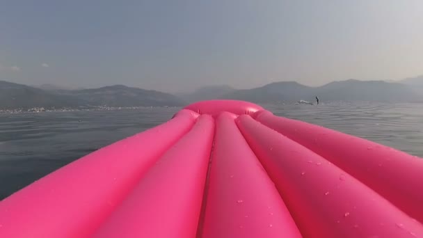 Rosa Gummimatratze Schwimmt Auf Dem Wasser Bucht Von Kotor Montenegro — Stockvideo