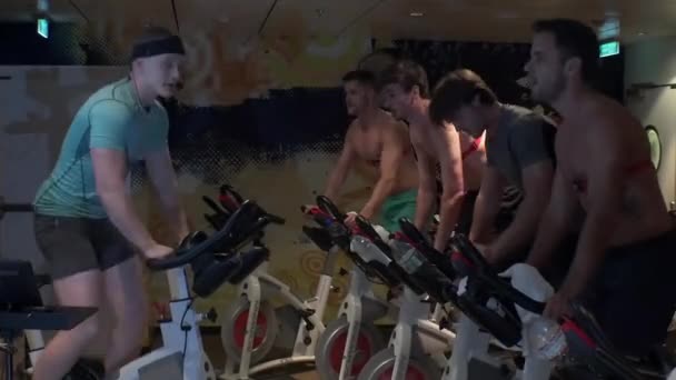 Grupo Esporte Pedalando Juntos Uma Bicicleta Estacionária Ginásio Com Treinador — Vídeo de Stock