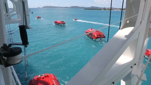 Rote Rettungsboote Verlassen Das Kreuzfahrtschiff — Stockvideo