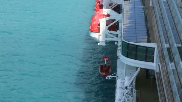 Het Verlagen Van Snelle Reddingsboot Het Water Van Een Cruiseschip — Stockvideo