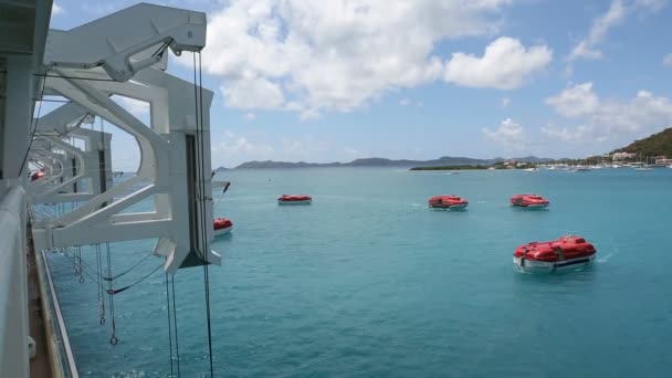 Botes Salvavidas Rojos Agua Vista Desde Crucero — Vídeo de stock