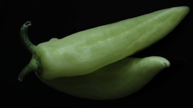 Siyah üzerinde izole yeşil biber