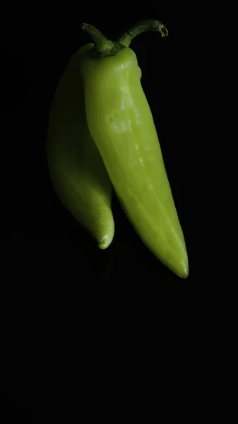 Två Gröna Paprika Svart Bakgrund — Stockfoto