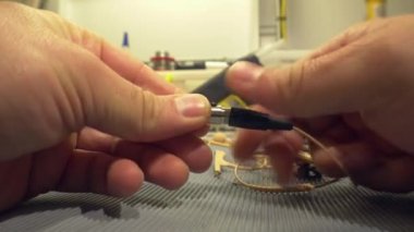 Bir baş mikrofonda multimetre Tester ile elektrikçi ölçümleri 