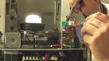 Elektronik Mühendisi onarım üzerinde çalışan led gece kulübü Moving Head ışık-mikro ölçüm cihazı ile Elektrisyen ölçümleri 
