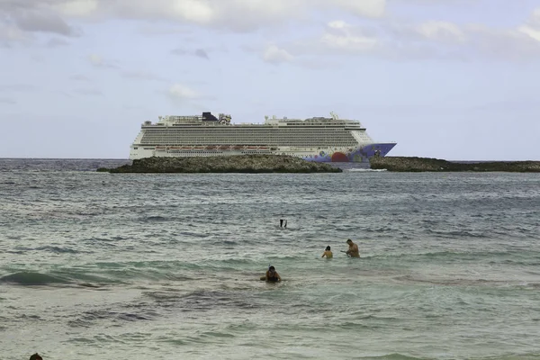 Gran Agitación Cayisland Las Bahamas Playa Con Turistas Crucero Fondo — Foto de Stock