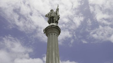 Mavi gökyüzü ve bulutlar Ile Christopher Columbus heykeli