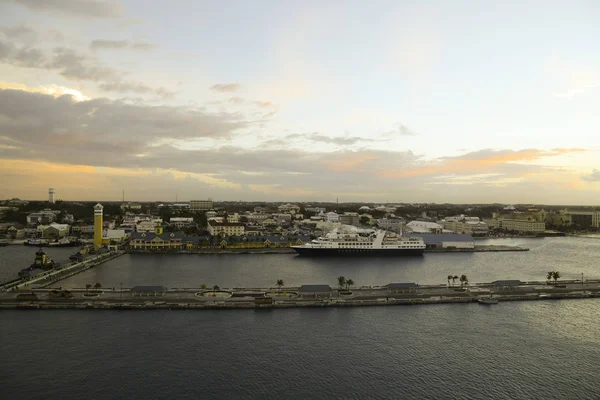 Uitzicht Haven Van Nassau Met Cruise Schip Docks Voorhoede Vroege — Stockfoto