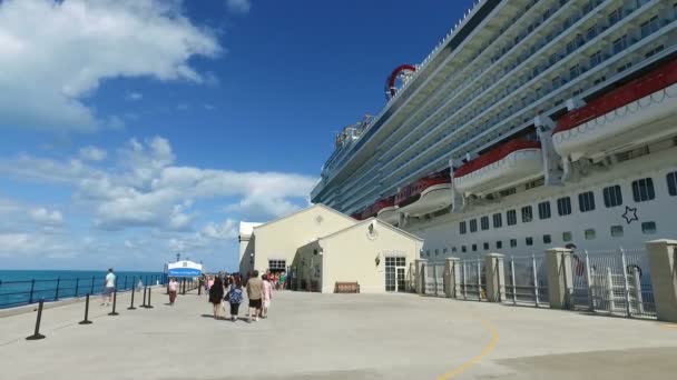 Norwegische Kreuzfahrtgesellschaft Norwegisches Abtrünniges Kreuzfahrtschiff Hamilton Pier Auf Bermuda Hamilton — Stockvideo