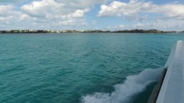 Gemi Hamilton, Bermuda'da suyun içinden geçiyor.