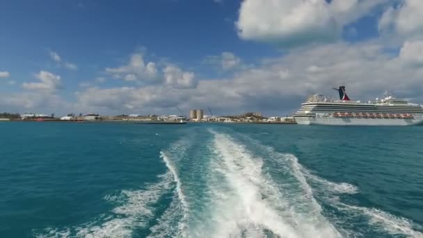 Sentier Dans Eau Navire Éloignant Port Avec Bateau Croisière Hamilton — Video