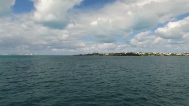 Hareket eden bir gemiden bir görünüm - Hamilton, Bermuda güzel bir güneşli gün