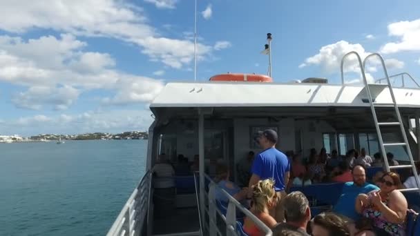 Люди Поромі Човен Крейсерських Сонячний День Гамільтон Бермудські Острови Червня — стокове відео