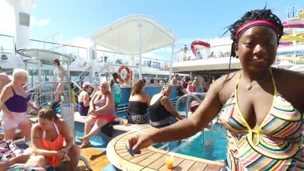 Afro Amerikaanse Vrouwen Dansen Een Badpak Naast Het Zwembad Het — Stockvideo