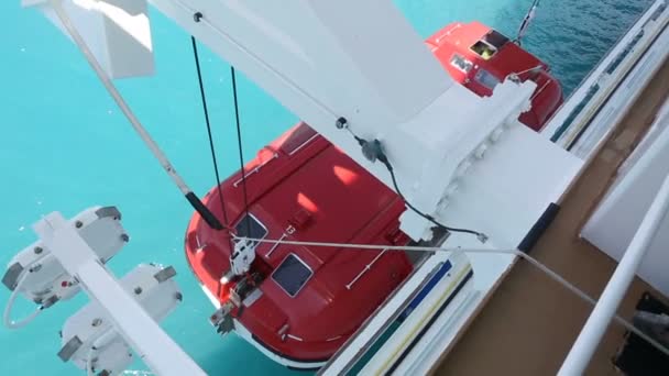 Rode Reddingsboot Wordt Het Water Verlaagd — Stockvideo