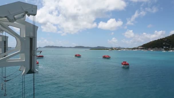 Vista Desde Crucero Bote Salvavidas Rojo Navegando — Vídeo de stock