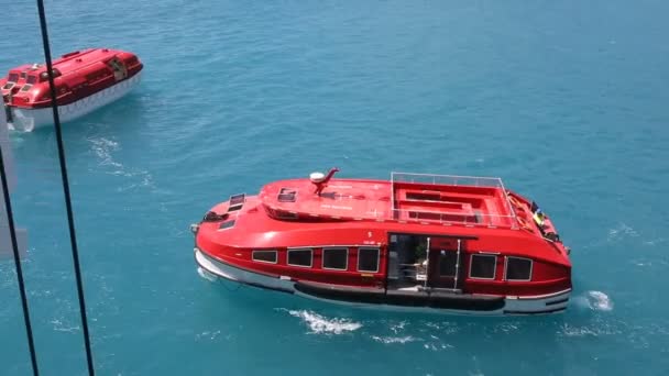 Bote Salvavidas Rojo Navegando Través Del Agua Azul Acercándose Crucero — Vídeos de Stock
