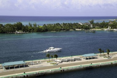 Güneşli güzel bir günde lüks motoryat - Nassau, Bahamalar, 15 Ağustos 2018