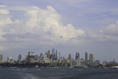 New York city kasvetli bir günde - panorama görünüm ve su
