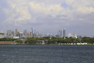 Güneşli bir günde New York panoraması ve bulutlu gökyüzü