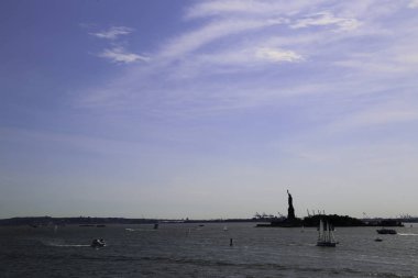 Bulutlu gün Hudson Nehri - heykel Liberty, New York City, Amerika Birleşik Devletleri