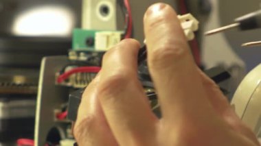 Elektronik Mühendisi onarım üzerinde çalışan led gece kulübü Moving Head ışık-mikro ölçüm cihazı ile Elektrisyen ölçümleri