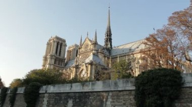 2 in 1 Sağ yelken turistik tekneden Notre Dame Katedrali'nde görünüm. - Ekim 2010, Paris, Fransa 
