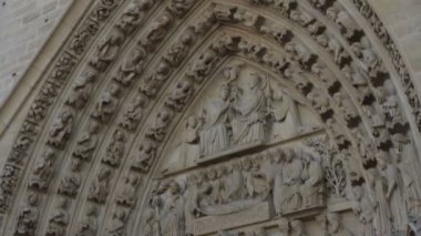 Notre Dame girişinde 4'te 1 Dekoratif heykel