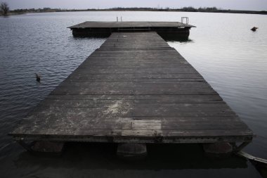 rıhtımda eski ahşap iskele