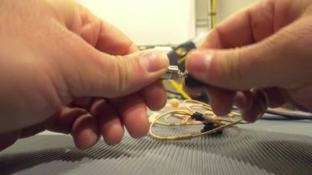 ヘッドマイクのマルチメータテスターによる電気技師の測定 — ストック動画
