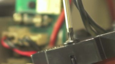Tornavida ile tamir üzerinde çalışan elektronik mühendisinin yakın çekim