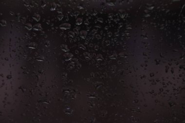 Odak mor arka plan dışında pencerede yağmur damlacıkları