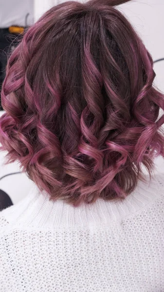분홍색 머리가 향하고흰색 스웨터의 — 스톡 사진