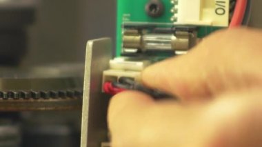 Elektronik mühendisinin çalışmasının yakın kapatılması