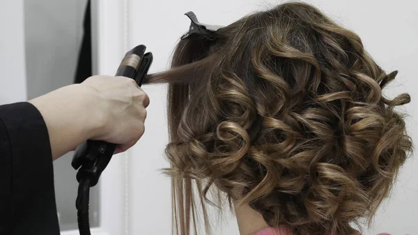 美容室でカールする女性のヘアスタイル — ストック写真