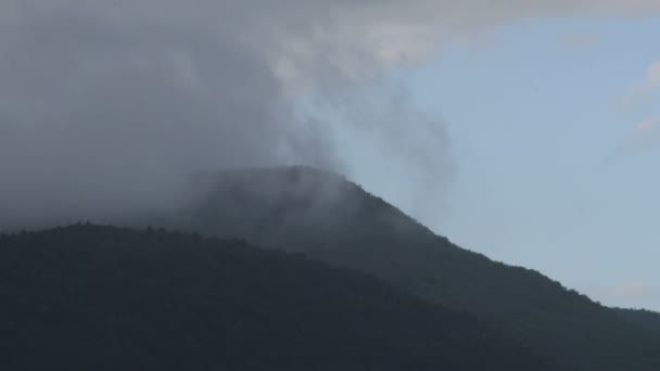 Chmury Deszcz Krzyż Wzgórzu — Wideo stockowe