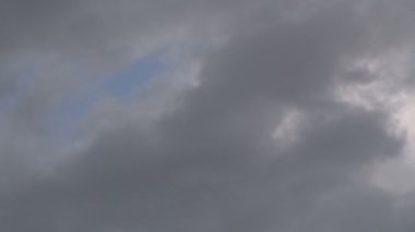 Gri Fırtına Bulutları Hızlı Hareket Ediyor