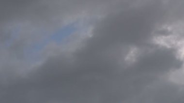 Gri Fırtına Bulutları Hızlı Hareket Ediyor