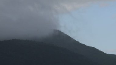 Yağmur bulutları tepenin üzerinden geçiyor.